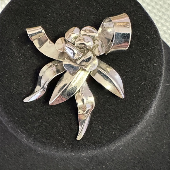 Vintage 2” Flower Ribbon Leaf Silver Tone Brooch Pin Beautiful Feminine Romantic - Picture 3 of 7